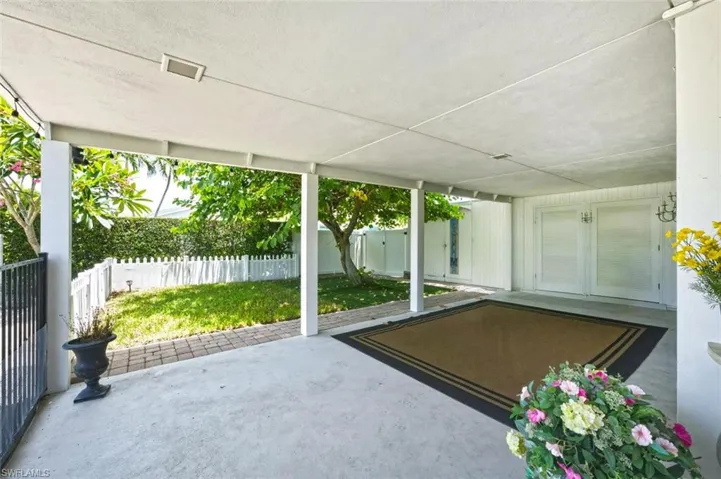 1216 10th St N, Naples, Florida 34102