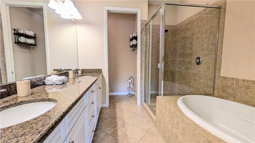 En-Suite Bathroom, separate tub and shower