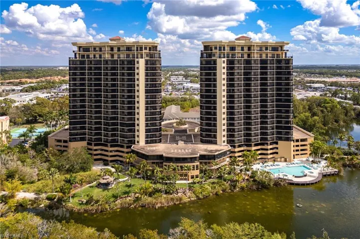 Riva Del Lago, best kept secret looking right into Lakes Park and all its wildlife beauty!