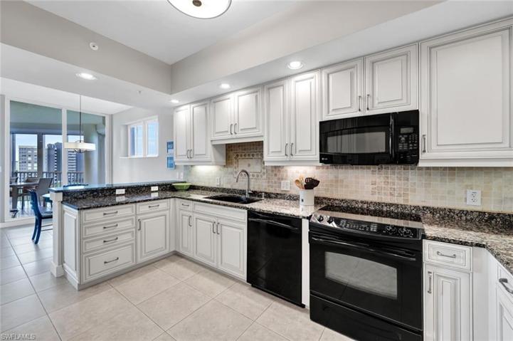 Kitchen and Breakfast Bar