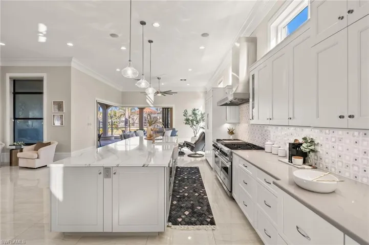 2 tone quartz countertops in the kitchen