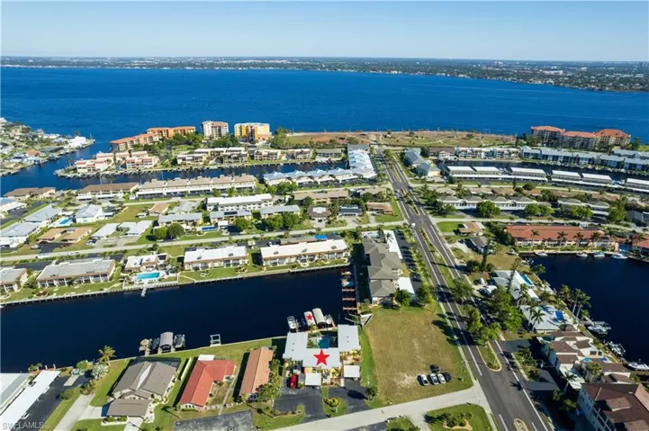Strategically located 1.3 miles from Cape Coral Pkwy, with its shopping, dining, and entertainment options, this condo is easily accessible to I-41 and I-75.