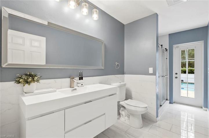 Guest Bath w/ Pool Access
