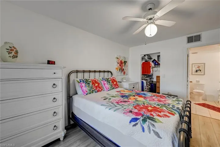 Spacious primary / master Ensuite with accomodating walk-in closet