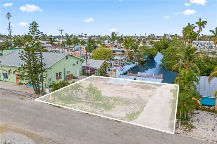 Direct sailboat access, stunning water views, abundant wildlife, and easy access to local amenities, making it the perfect location for your custom home in a vibrant, reemerging island community.