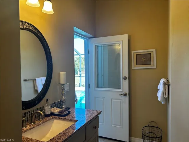 Pool Bath that adjoins Bonus Room