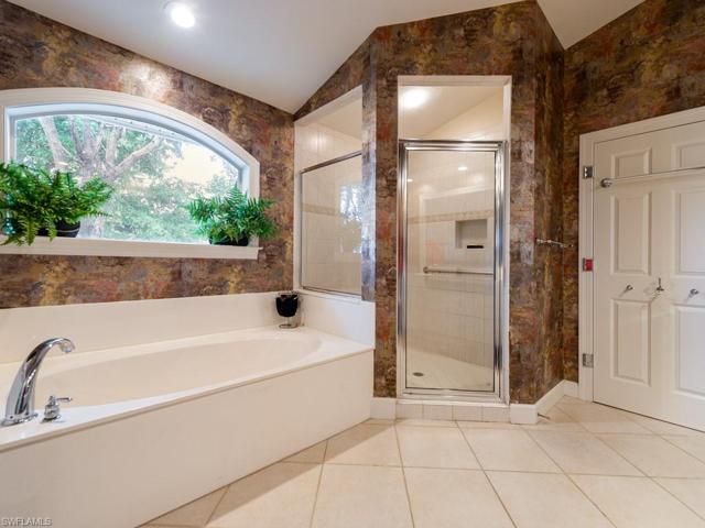 Primary Bathroom w/ Separate Tub/Shower