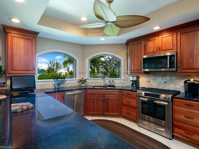 Breakfast Bar/Kitchen