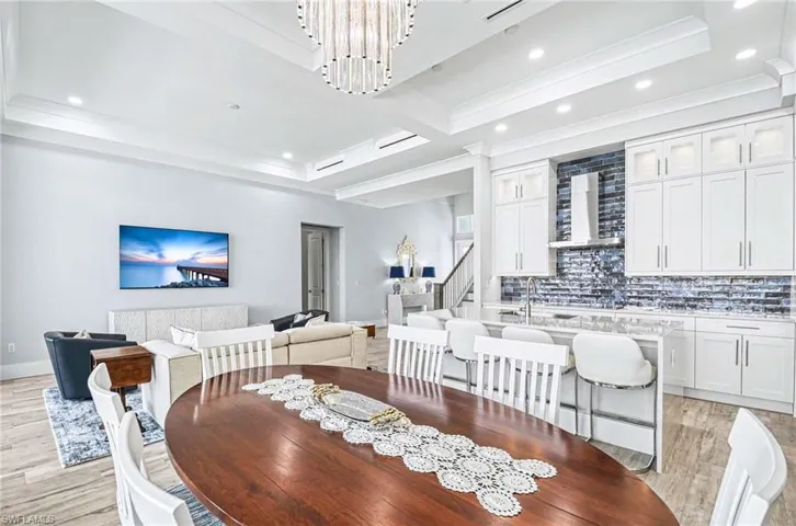62 Dolphin Cir, Naples, Florida 34113