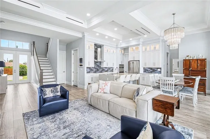 62 Dolphin Cir, Naples, Florida 34113