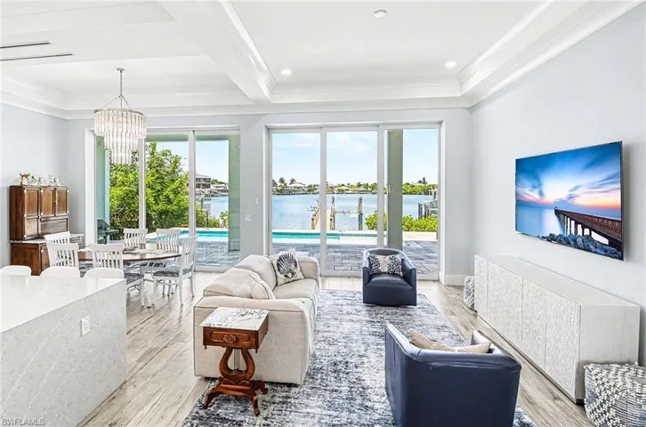 62 Dolphin Cir, Naples, Florida 34113