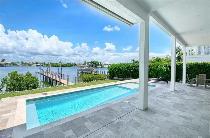62 Dolphin Cir, Naples, Florida 34113