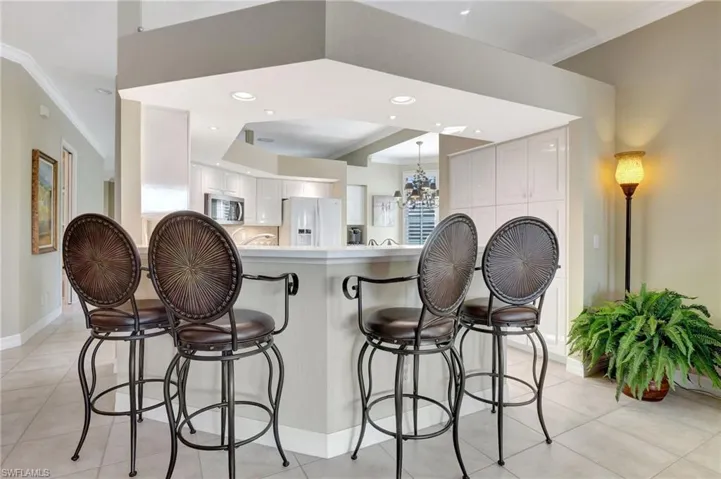 Kitchen counter and 4 bar stools