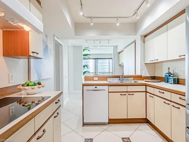 4401 Gulf Shore Blvd N C604, Naples, Florida 34103