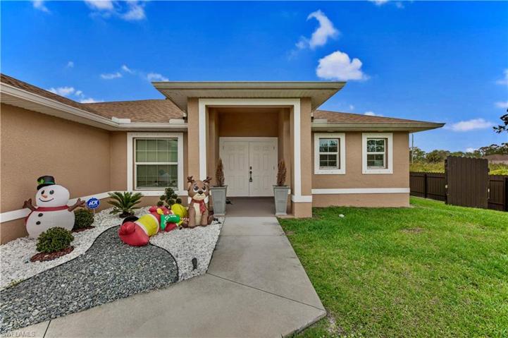 320  Canton  AVE, LEHIGH ACRES, FL 33936
