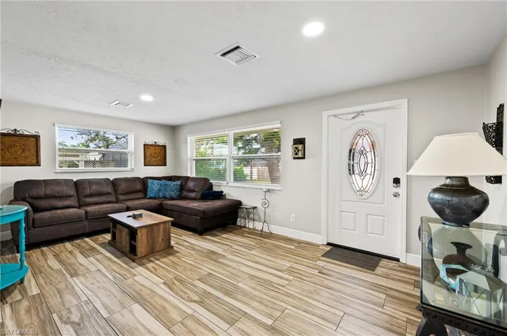 670 B Living room