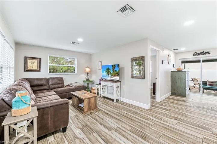 668 B Living room