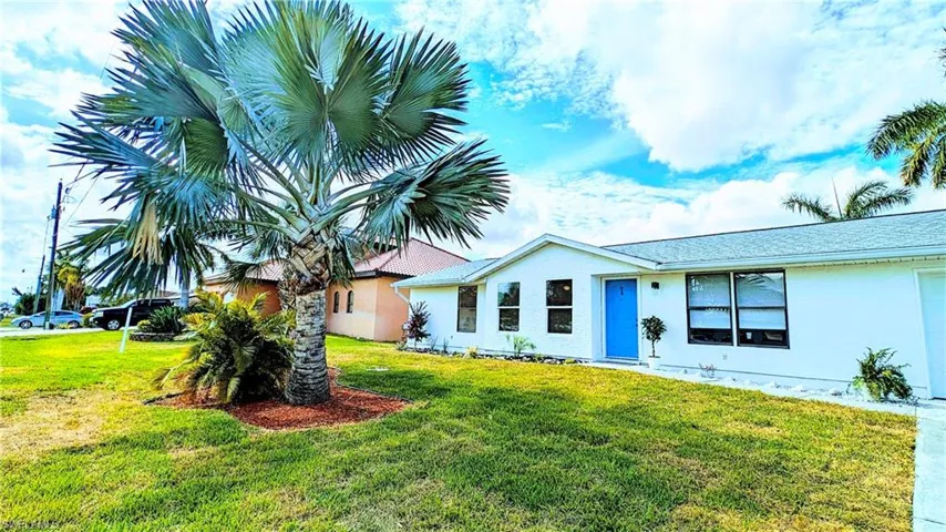 View of front of house featuring a front lawn