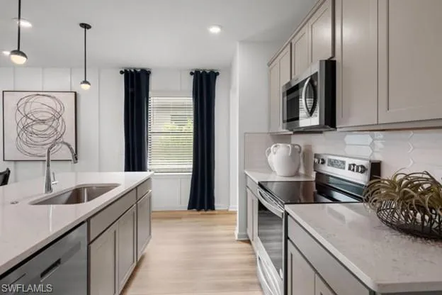 Interior photos are of a staged model home. Illustration purposes only. Options may vary.