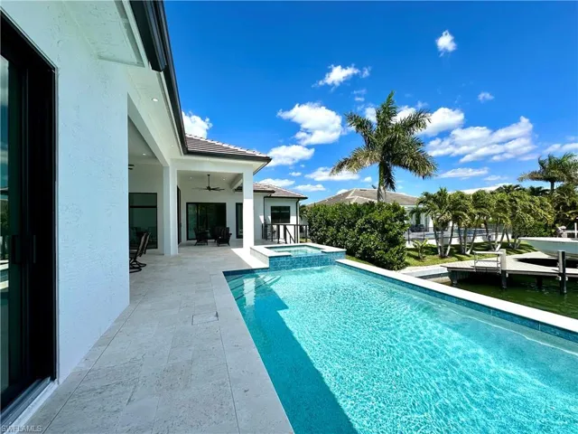 Integrated pool / spa with a patio
