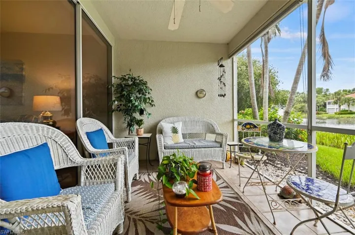 Sunroom / solarium with ceiling fan