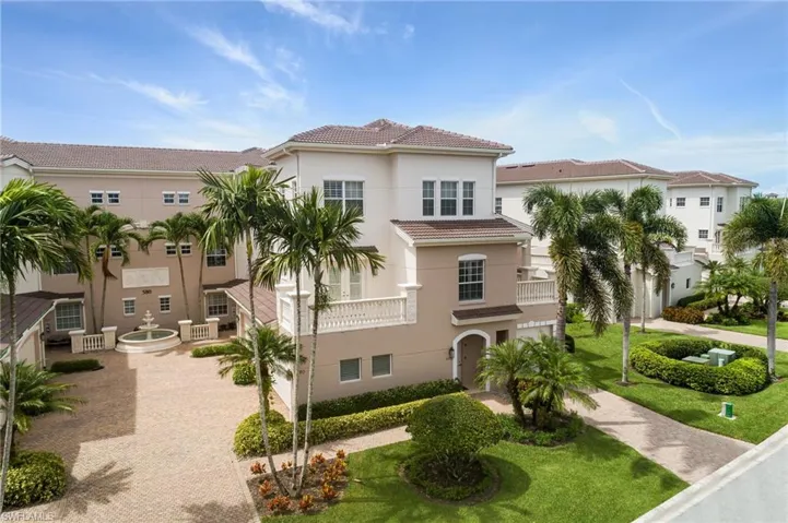 580  Avellino Isles  CIR, Naples, FL 34119