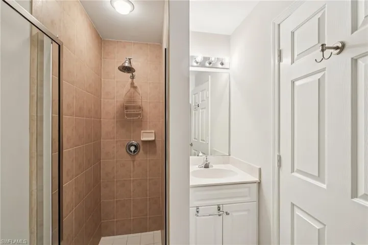 4337 Covey Cir 9c, Naples, Florida 34109