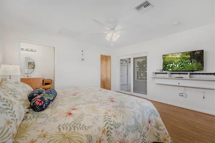 Private guest bedroom