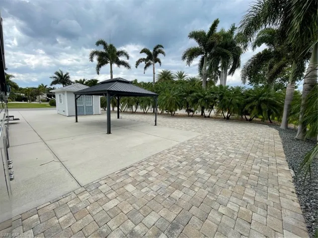 10180  SHADOWOOD  CT, Fort Myers, FL 33905