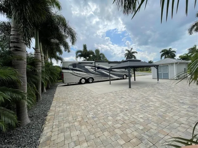 10180  SHADOWOOD  CT, Fort Myers, FL 33905