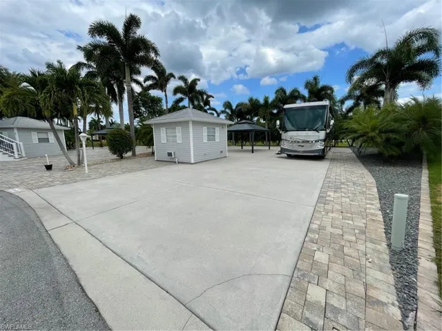 10180  SHADOWOOD  CT, Fort Myers, FL 33905