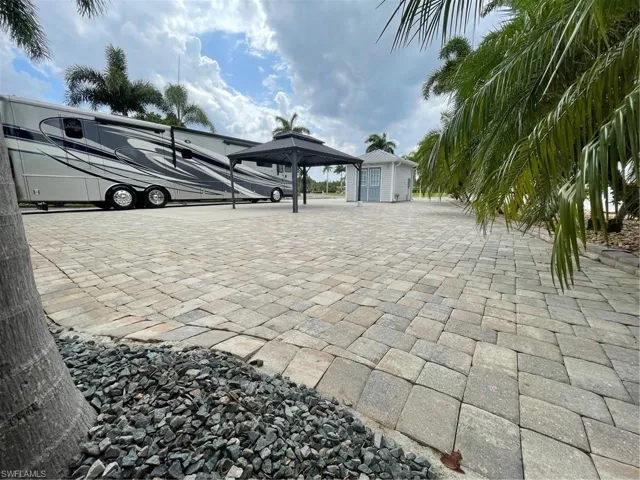 10180  SHADOWOOD  CT, Fort Myers, FL 33905