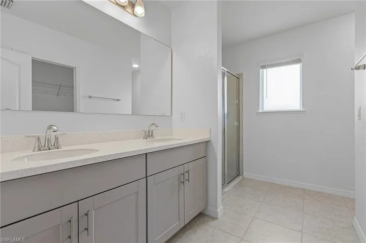 Dual sinks in the master bath