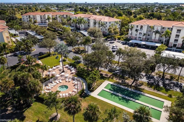 Bird's eye view of apartment complex / building