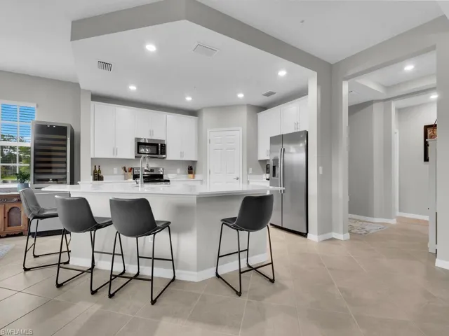 Kitchen w/ Breakfast Bar
