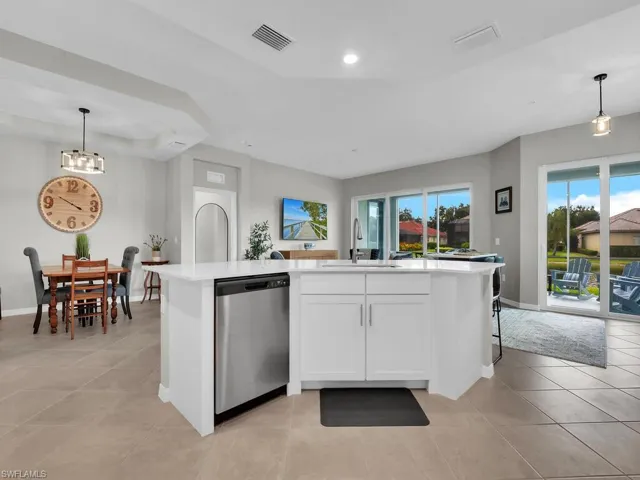Kitchen w/ Island
