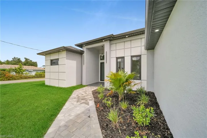 Entrance to property with a yard