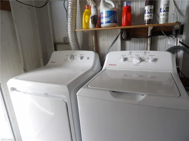 Laundry room with independent washer and dryer