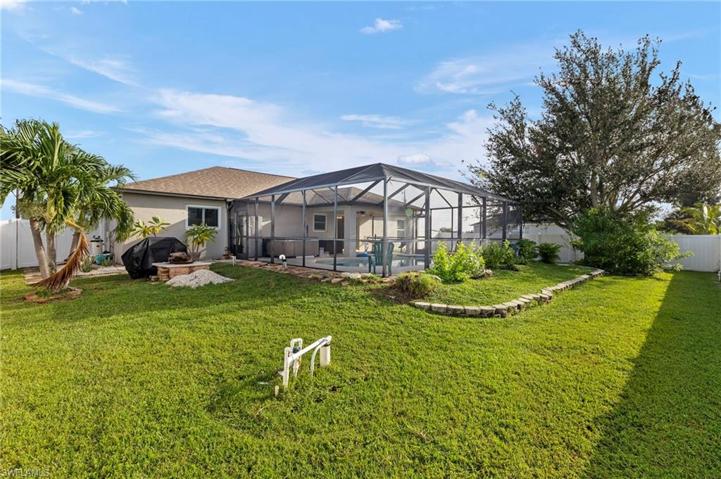 FirePit & Plenty of space to play in the backyard!