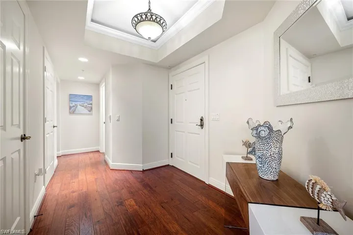 ENTRY WITH TRAY CEILING