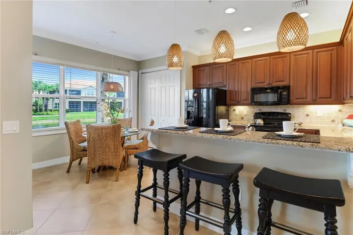 KITCHEN BAR