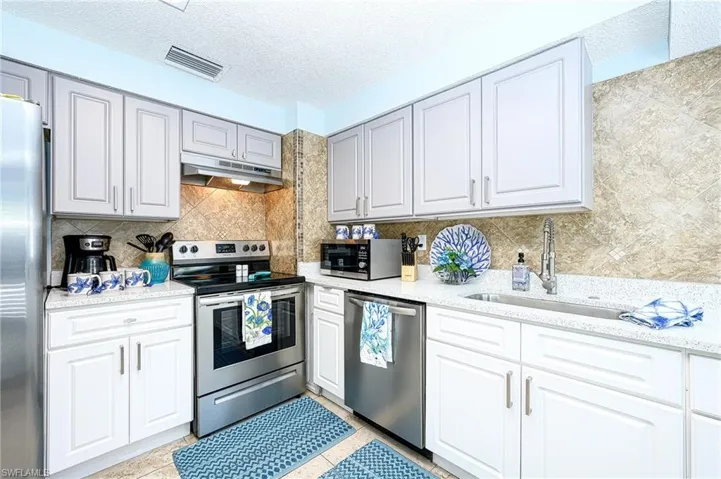 Fully stocked kitchen with all your needs met!