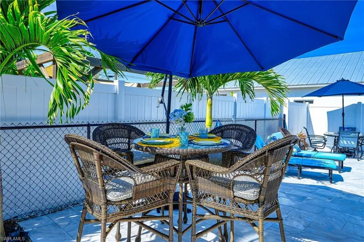 3 perfect table areas to eat outside and enjoy the day!
