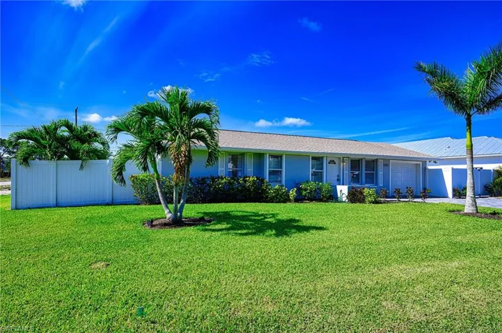 Great neighborhood 6 blocks from the beach!