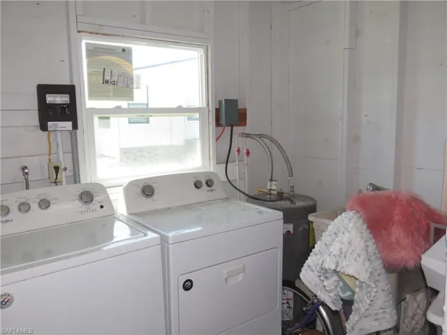 Laundry room with laundry area and independent washer and dryer