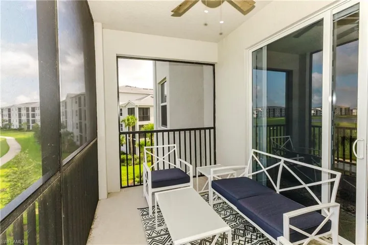 Sunroom with ceiling fan