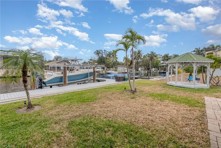 Great boating neighborhood with Quick Gulf Access in 2 directions!