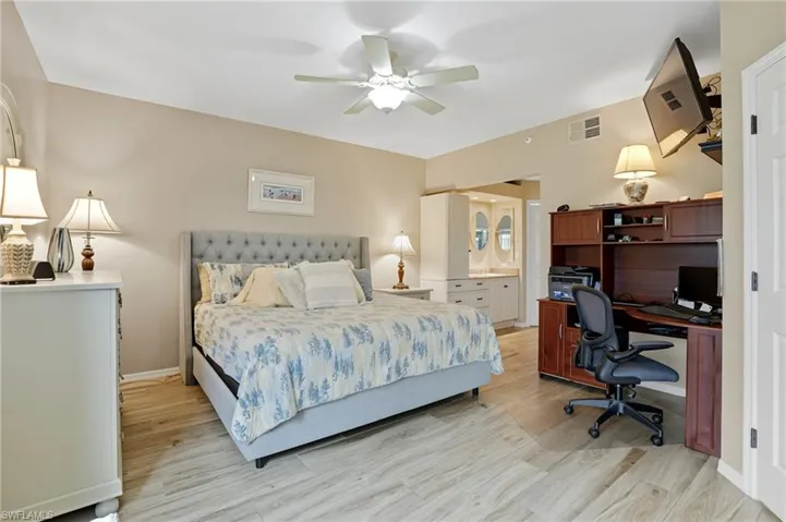 Spacious room with wood-finish flooring, a ceiling fan, and recessed lighting