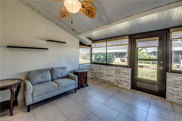 Sunroom / solarium with beam ceiling