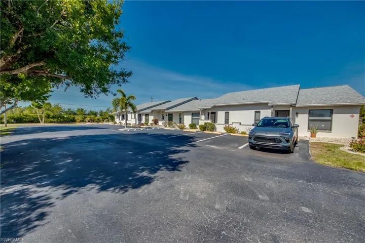 Ranch-style house with uncovered parking